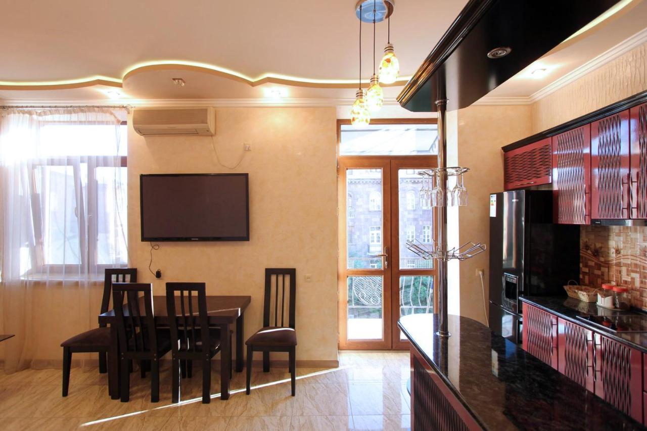 Amiryan Street 1 Bedroom Deluxe Apartment With Balcony Am104 Erivan Exterior foto